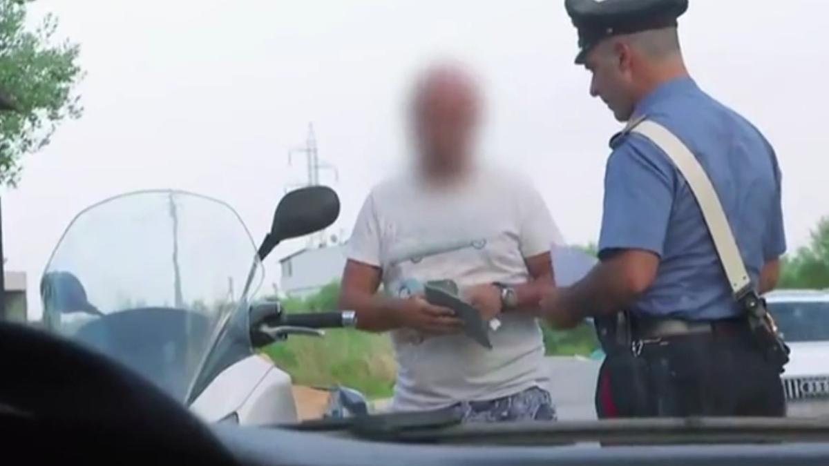 barbat jefuit pensie salvat politisti italia gest emotionant comunitate