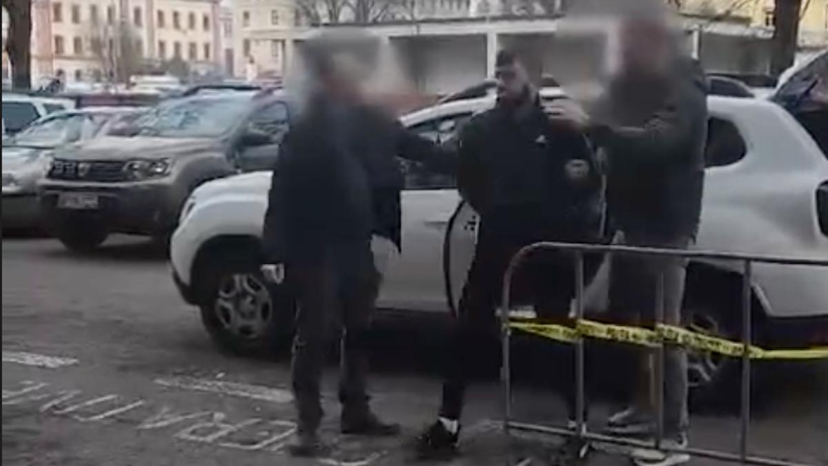 Atacatorul din Centru Vechi, luptător MMA, care a băgat în comă o tânără de 26 de ani, a fost reținut