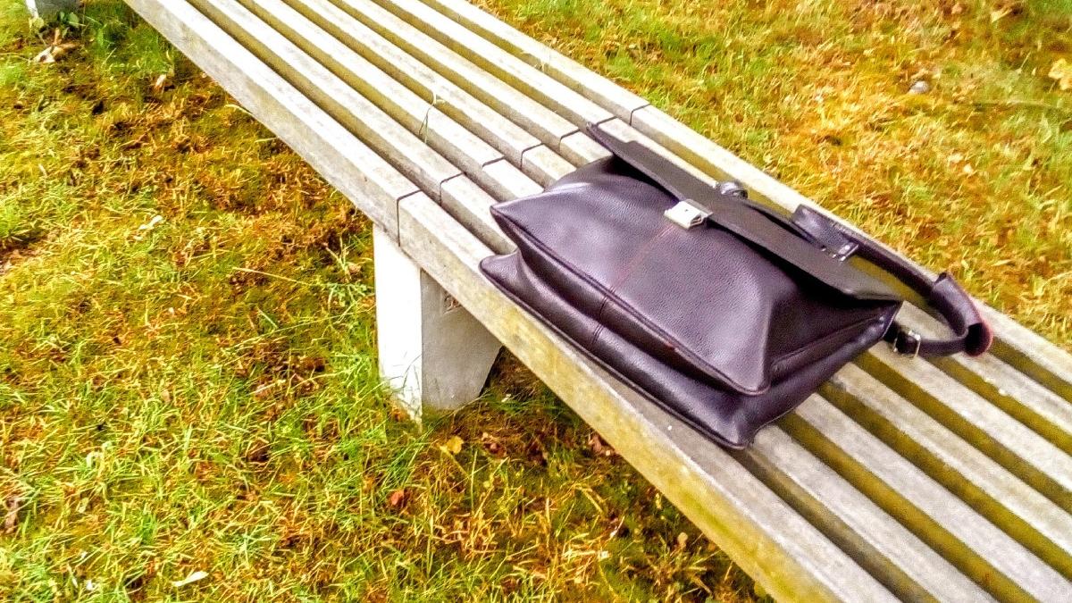 patanie femei geanta uitata banca pitesti gest politist timp liber