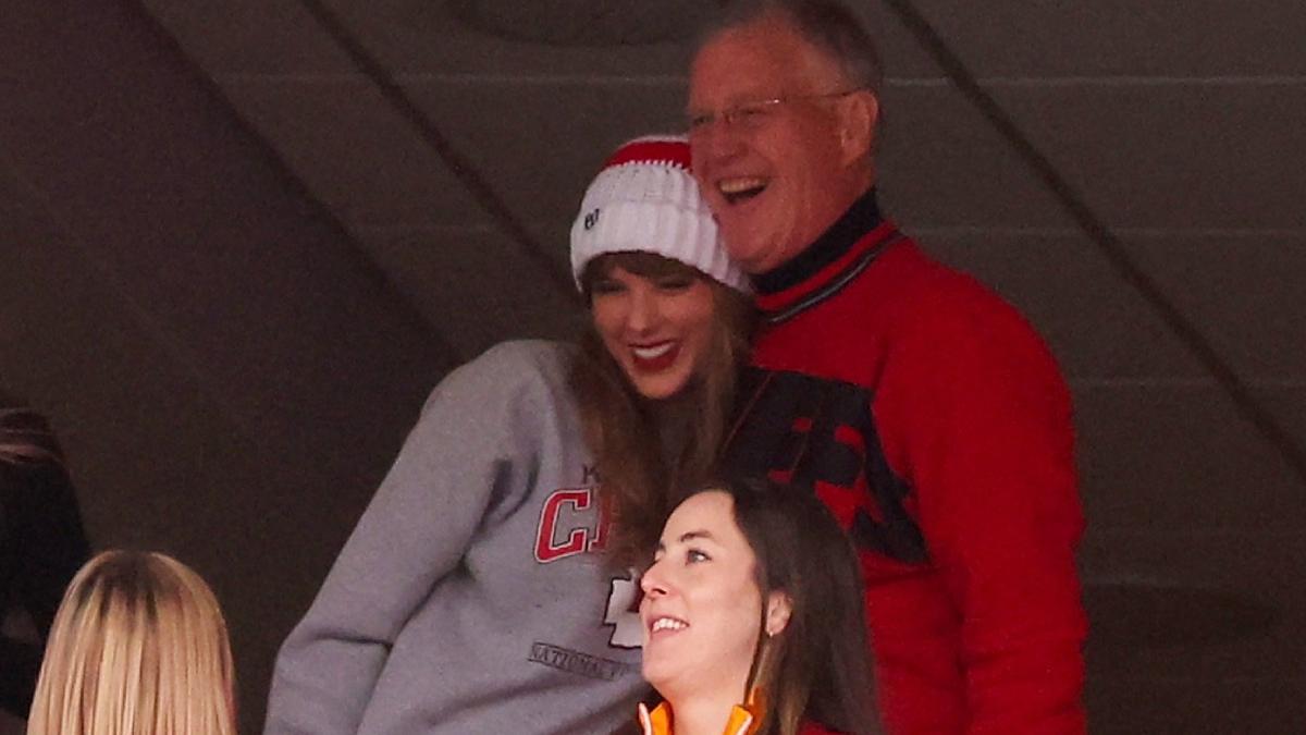 tatal taylor swift acuzat agresat fotograf