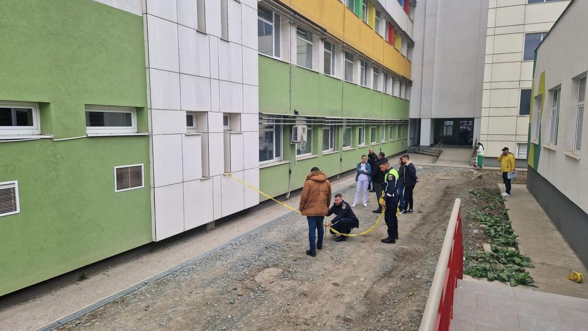 pacient zdrobit asfalt coborare geam salon covid etaj 4 sju vaslui