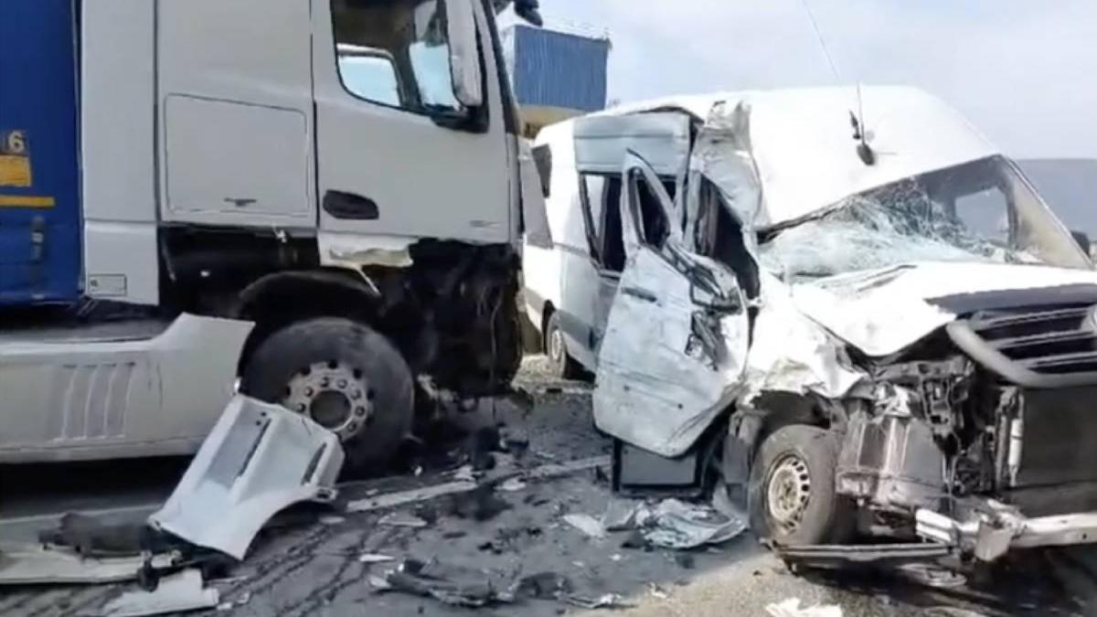 accident microbuz camioane mehedinti persoane ranite