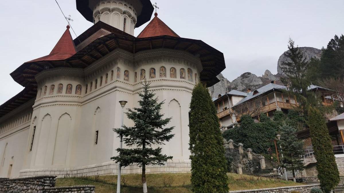 barbat valcea retinut furat bani chilie manastire remat