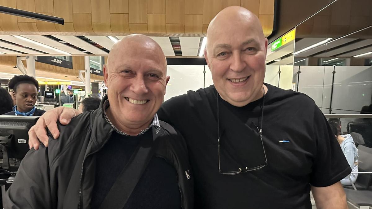 doi barbati care seamna izbitor si au si acelasi nume s au intalnit