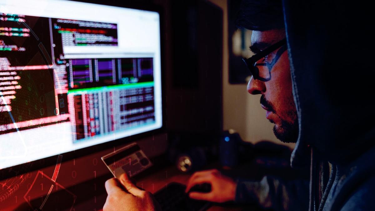 frauda cibernetica carduri bancare barbat satu mare perchezitii politie persoane retinute