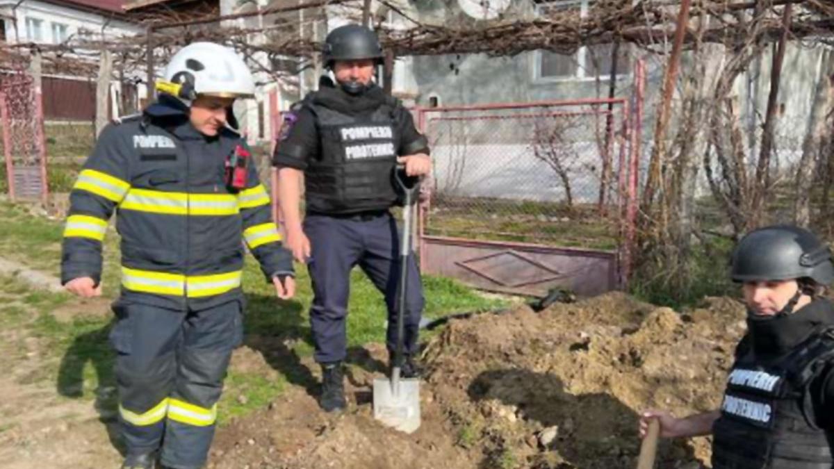 Muncitorii din Vâlcea au găsit o descoperire în timp ce săpau. Muncitorii din Vâlcea au găsit o descoperire în timp ce săpau.