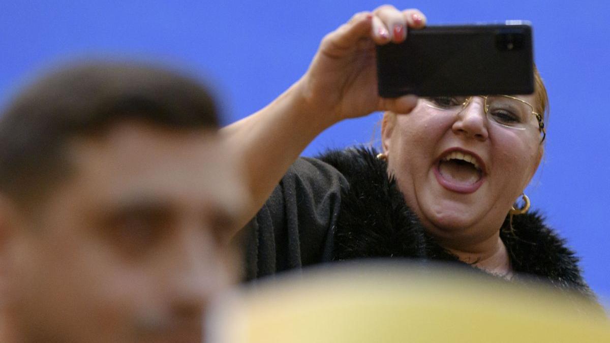 nu sunt doamna iovanovici pentru dumneata sunt senator diana sosoaca pusa la punct politisti italia