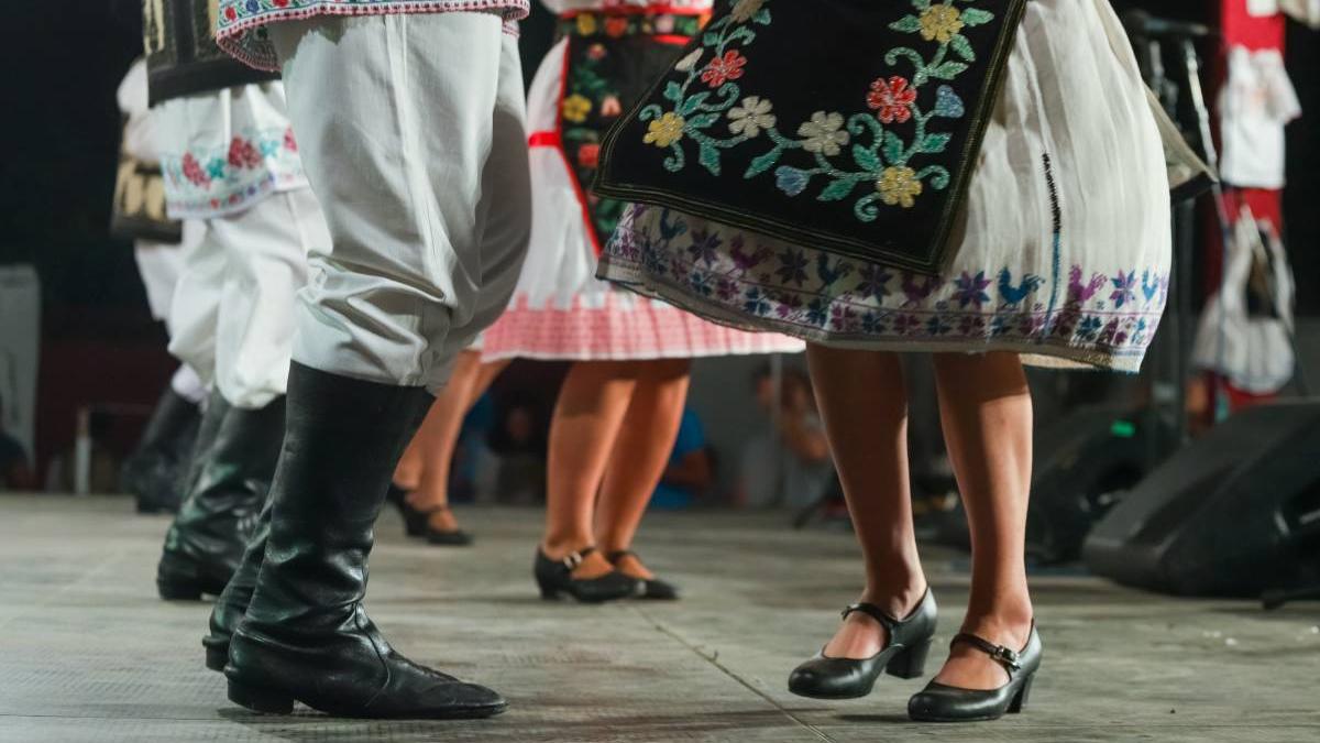 Limba română s-ar putea schimba pentru exprimarea neutră de gen. Noile formulări de limbaj incluziv