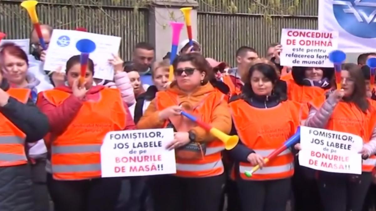 Angajații din supermarketuri și hipermarketuri au ieşit în stradă. Oamenii sunt nemulţumiţi de salarii