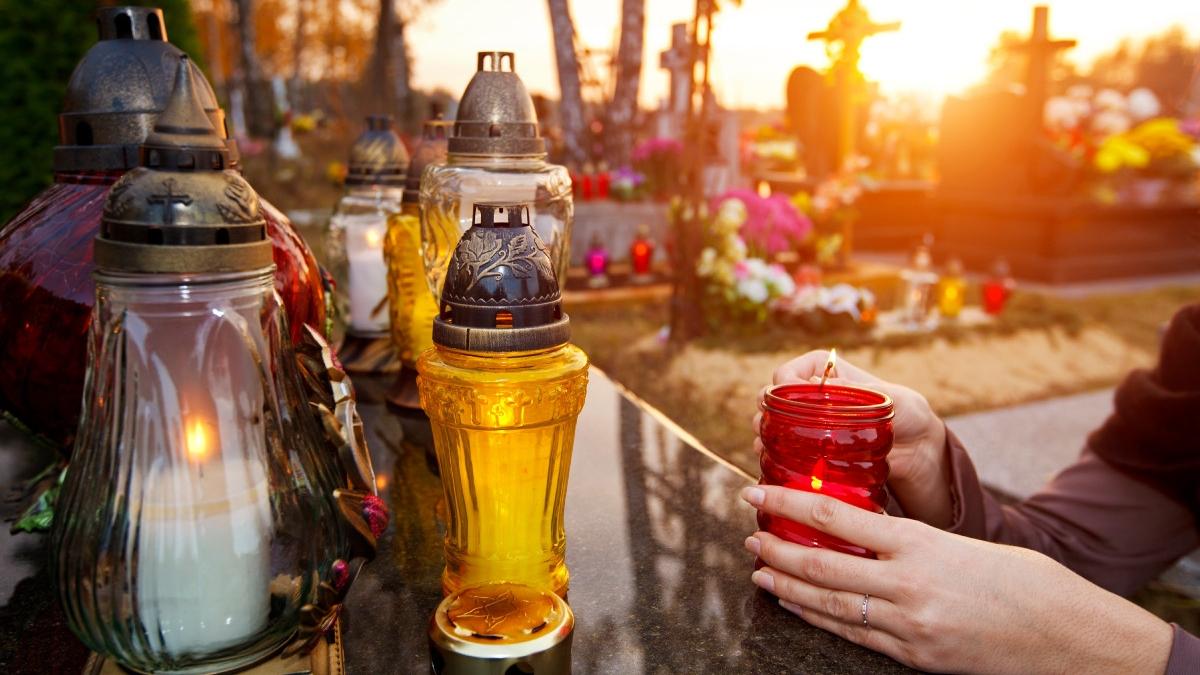 Cimitirele din Cluj au program fix. Oamenii au acces doar până la ora 17