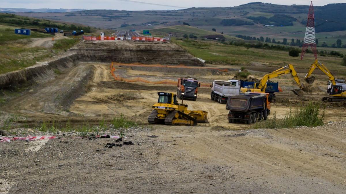 Noul fenomen care blochează construcția de autostrăzi în România. Autoritățile s-au reunit la Parlament pentru a căuta soluții