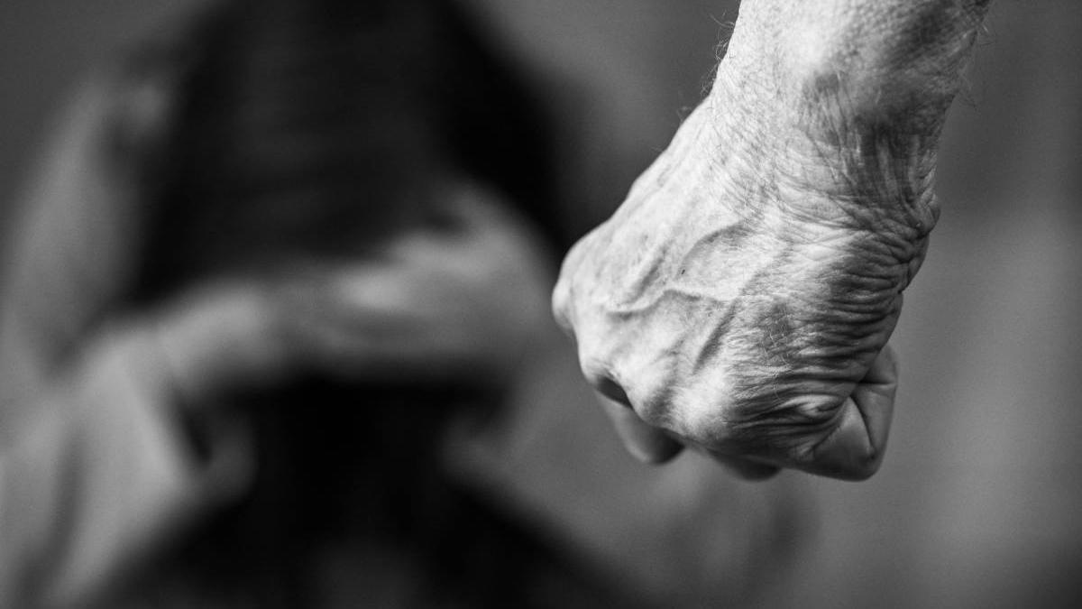 o femeie din buzau s a aruncat de la etajul patru al unui bloc