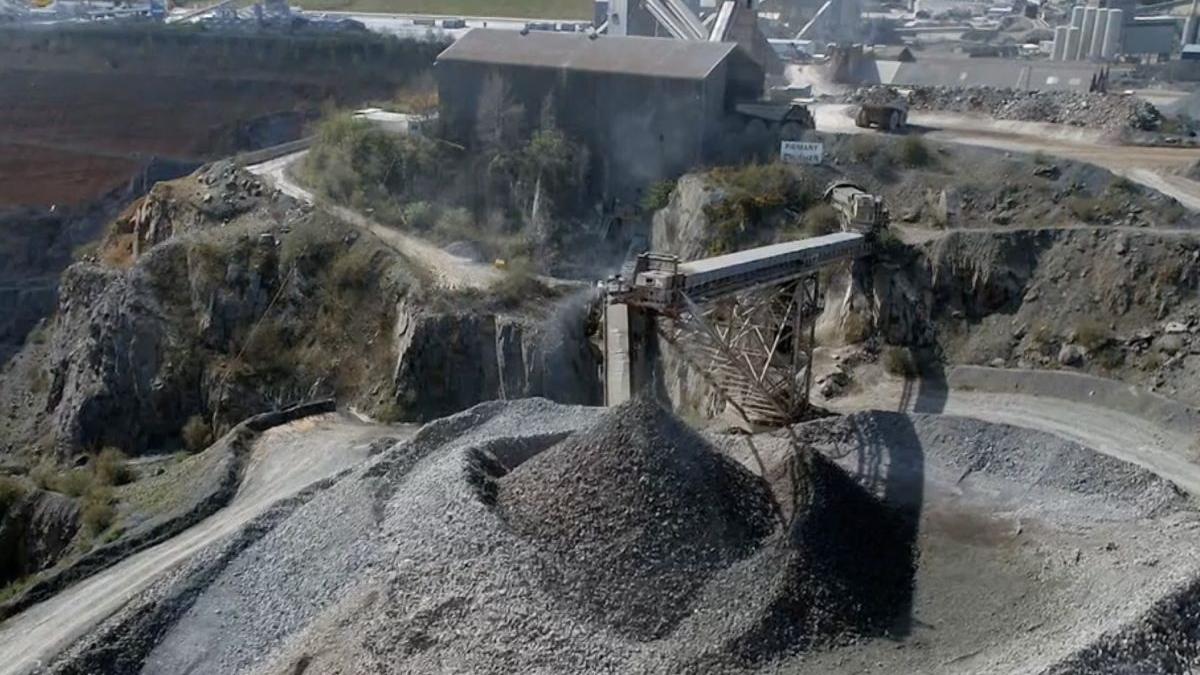 Obstacolele care țin pe loc exploatarea resurselor minerale și construcția de autostrăzi în România