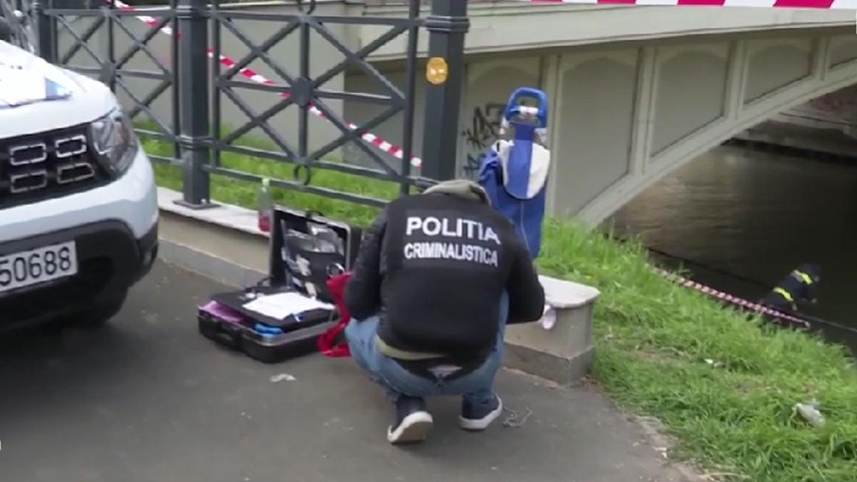 persoana aruncat bega cautata scafandri malul apei