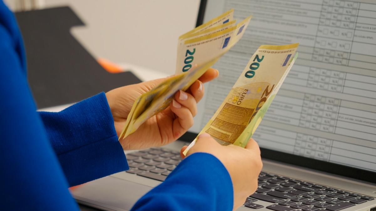 loc munca platit 8 000 euro romania angajati