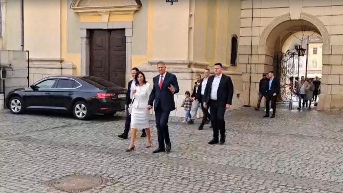 klaus iohannis la slujba din prima zi de paste sarbatori cu pace tuturor