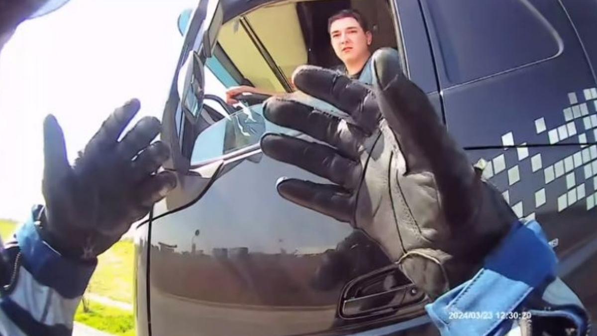 moment politist oprit sofer tir picior geam autostrada timis