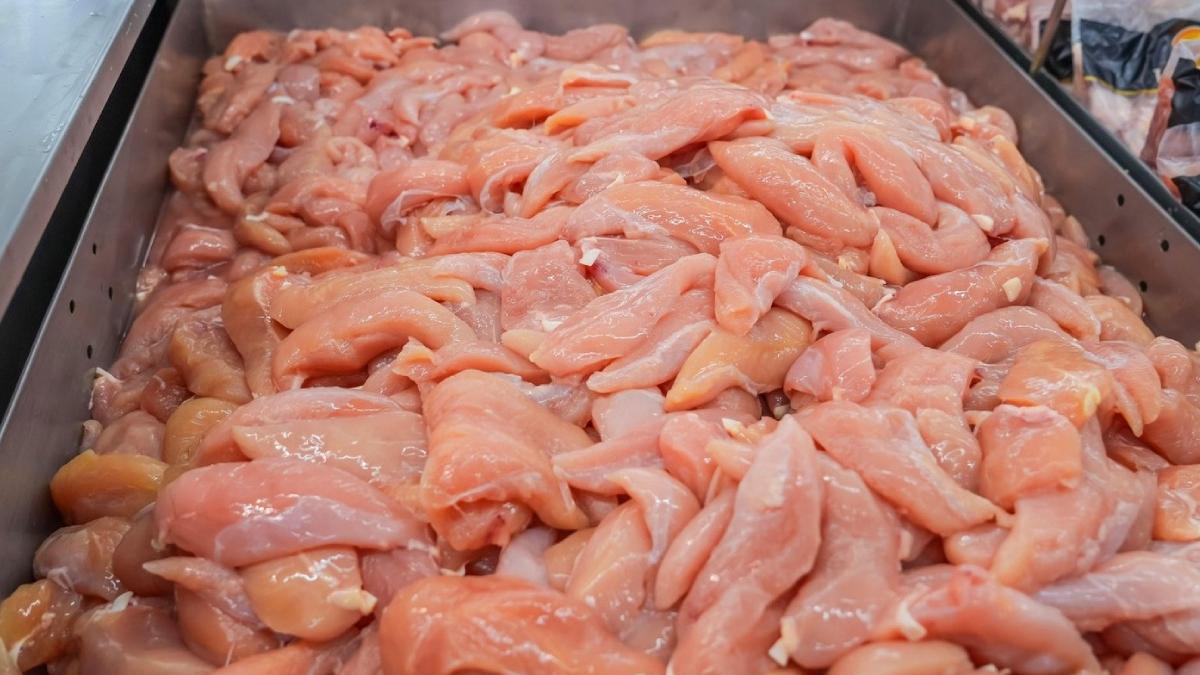 Produse din pui cu salmonella, găsite de ANPC în mai multe magazine cunoscute din București, Ilfov și Vrancea.