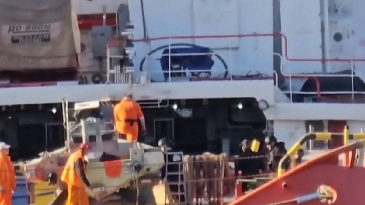 barca rasturnata marea neagra tuzla marina ucraina