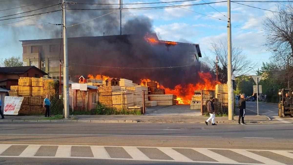 incendiu cu mari degajari de fum la spatiu de depozitare din sector 1 bucuresti