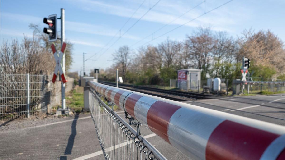 femeie arad fara permis 120 zile ramas masina intre bariere cale ferata