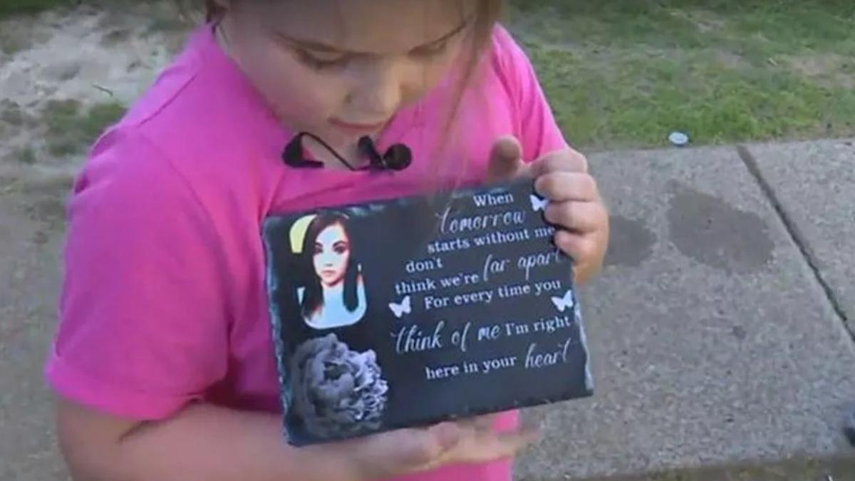 gest impresionant fetita sua vanzare limonada bani cruce mormant mama moarta