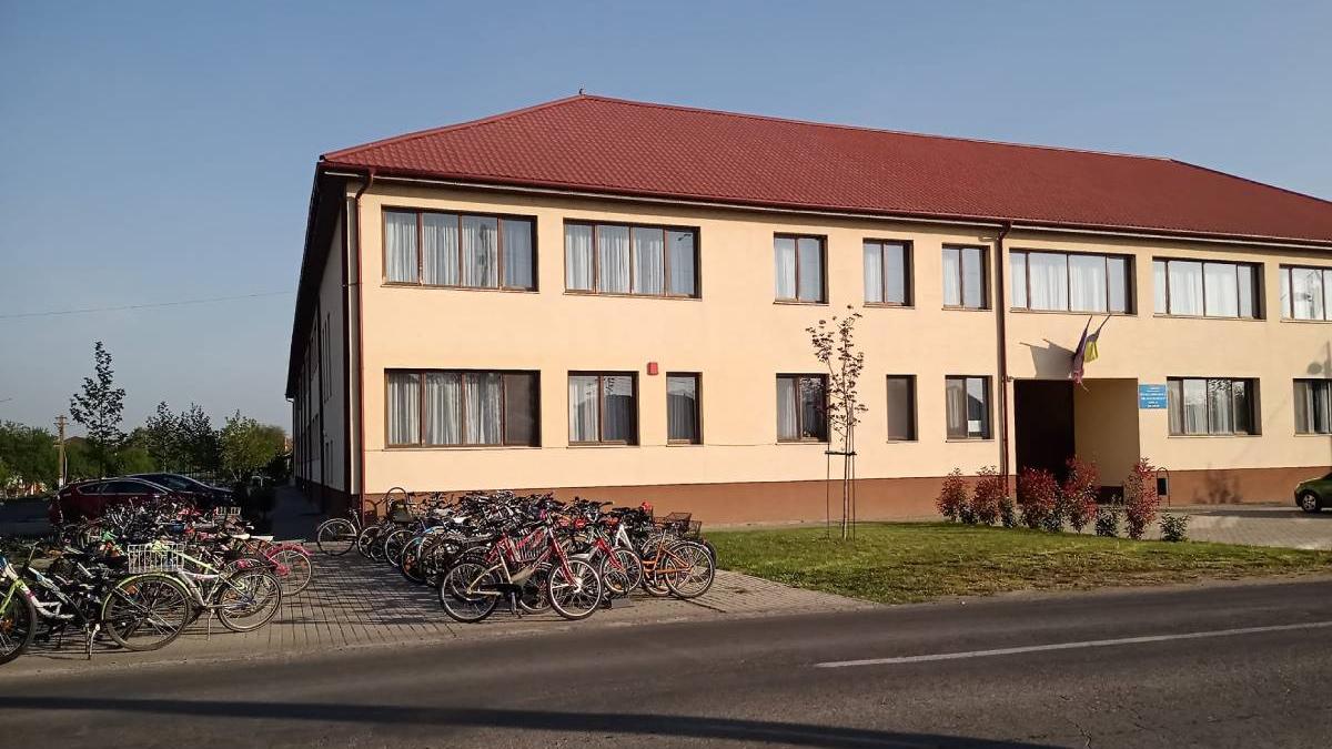 mare de biciclete fata scolii comuna semlac arad