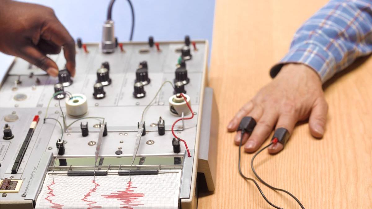 politicieni chemati la detectorul de minciuni aur