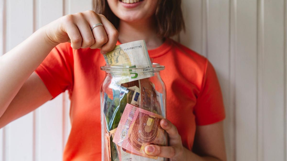 metode economisire bani romani vicii alcool fumat apa plata transport