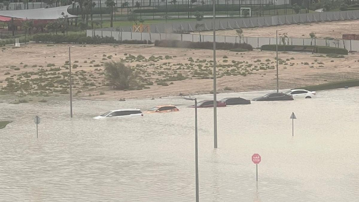 pret romani zbor dubai anulat furtuna