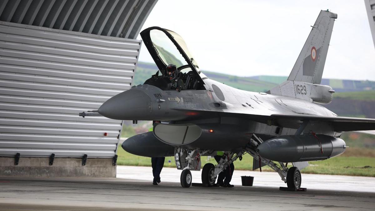 primele trei avioane f 16 achizitionate norvegia aterizat campia turzii