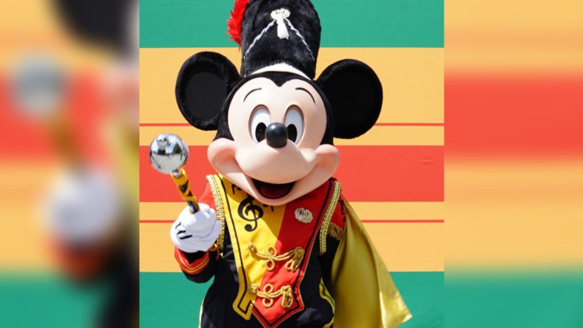 roman costumat in mickey mouse prins fur bologna italia parinti copii inselati