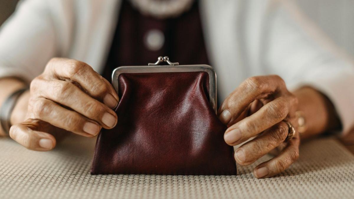 pensionara jaf banca datorii