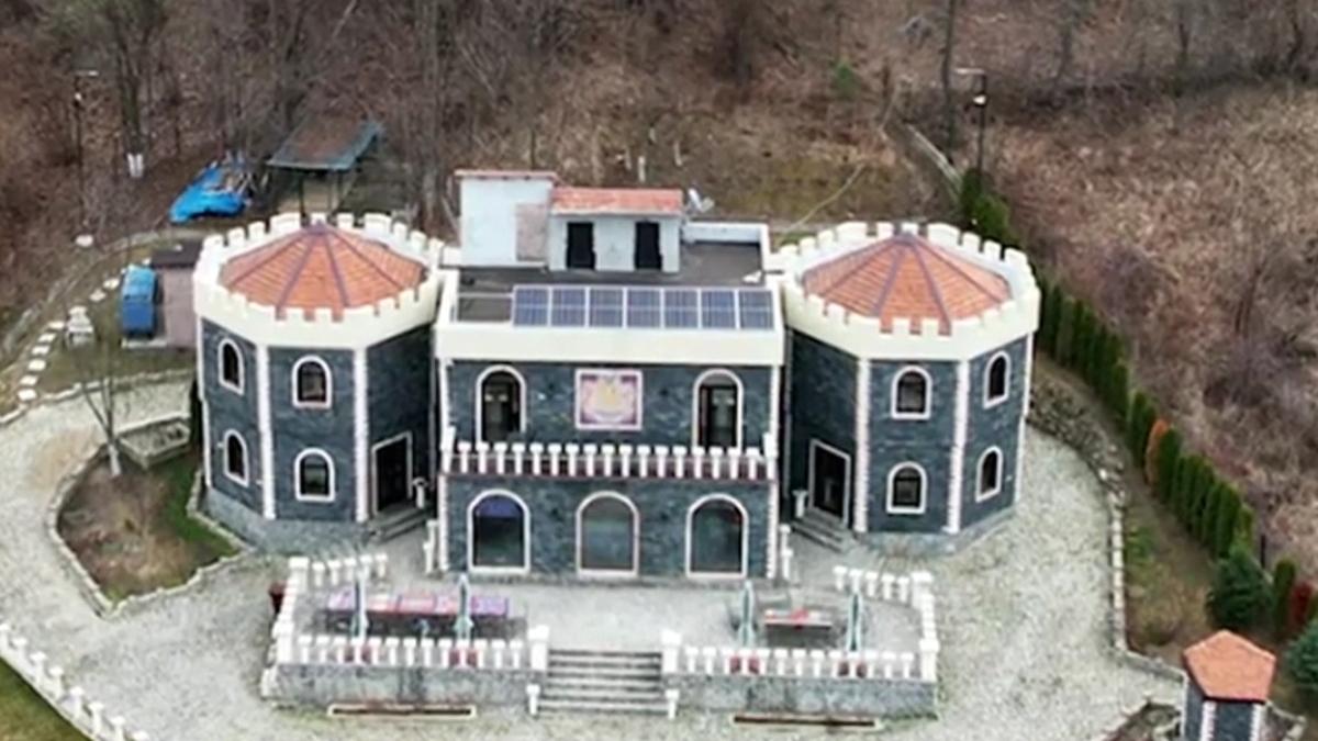 un primar din romania si a dat singur autorizatie de constructie si si a facut un castel copiat