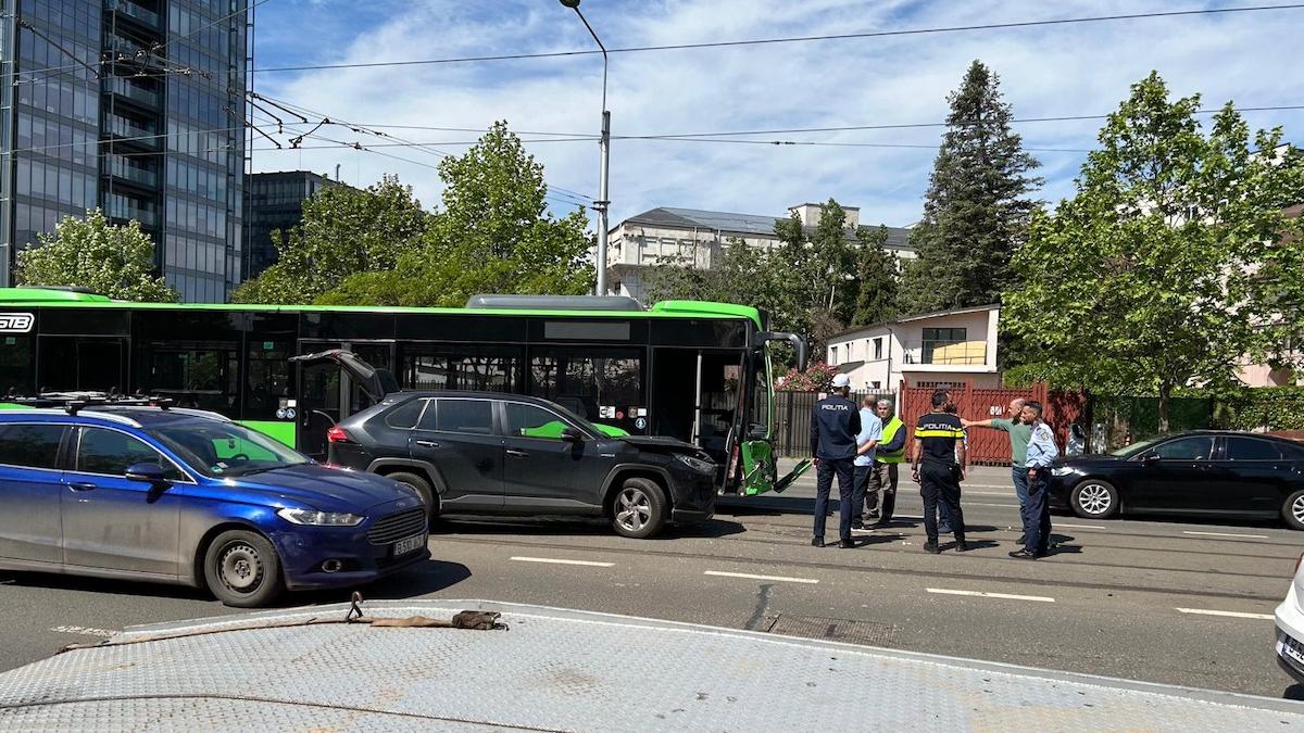 accident bucuresti strada buzesti autobuz autoturism