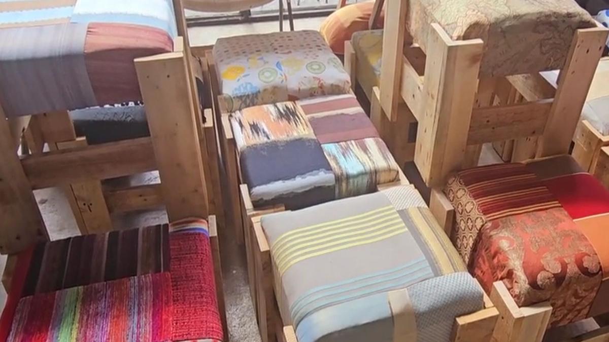 Peturi şi lemne abandonate, transformate în piese de mobilier şi opere de artă, la târgul de upcycling de la Slănic Moldova