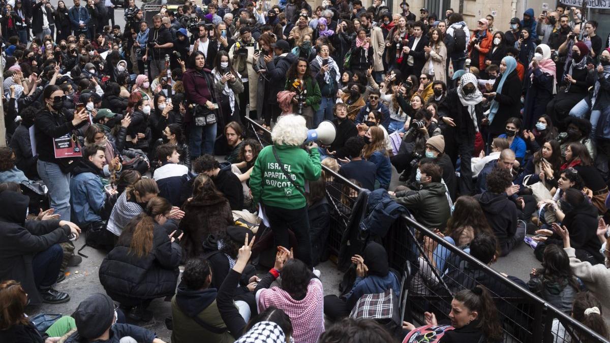 alerta paris studenti mars capitala frantei activisi pro gaza evacuati universitatea sciences po
