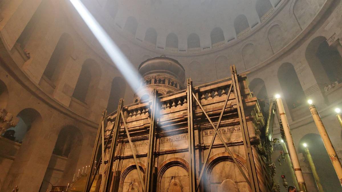 cum se aprinde lumina sfanta ierusalim miracol mormantul domnului