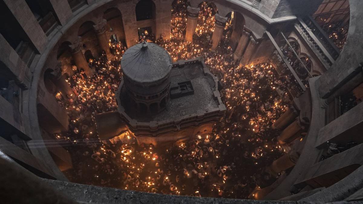 lumina invierii se aprinde biserica sfantului mormant ierusalim