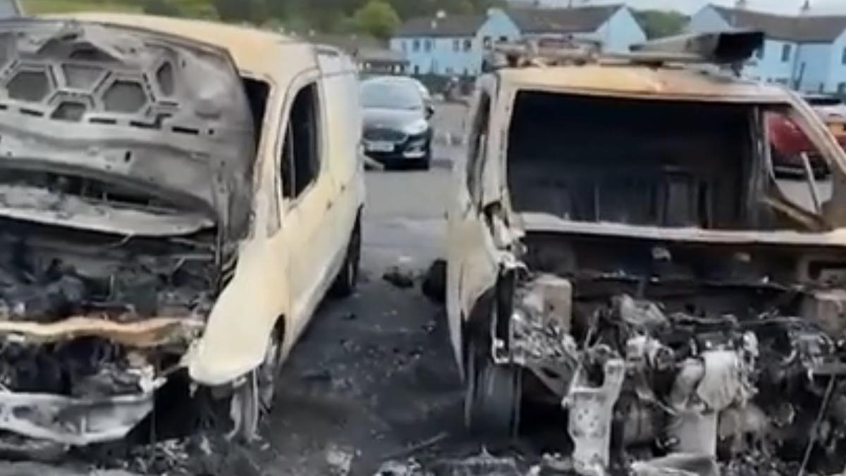 atac sinistru parcare tanar rastignit gard cuie maini