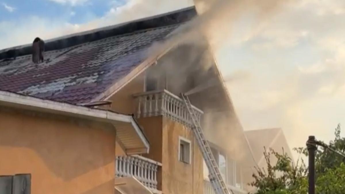 incendiu la o casa lovita de un traznet puternic in baia mare