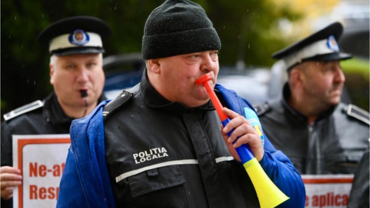 politistii locali ies la protest miercuri in fata guvernului
