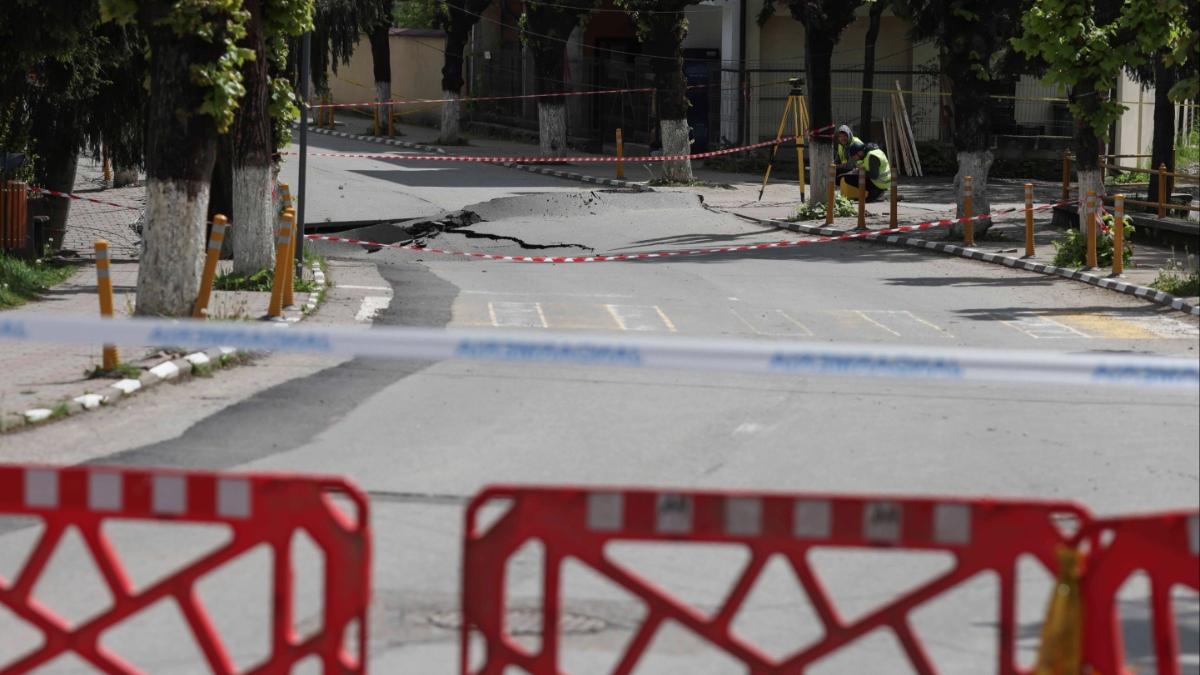 geologii incep forajele in orasul care se surpa