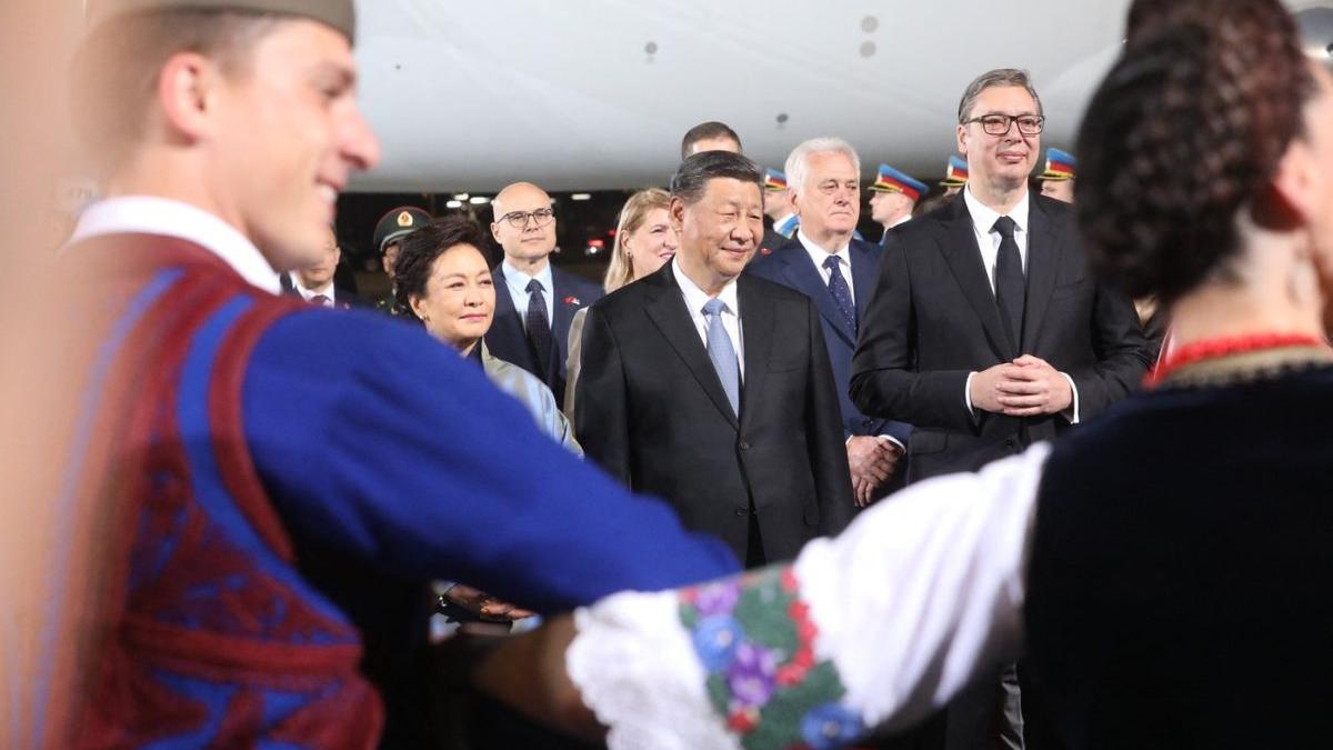 xi jinping intampinat serbia mao tze dun oameni steaguri pancarte presedintele chinei