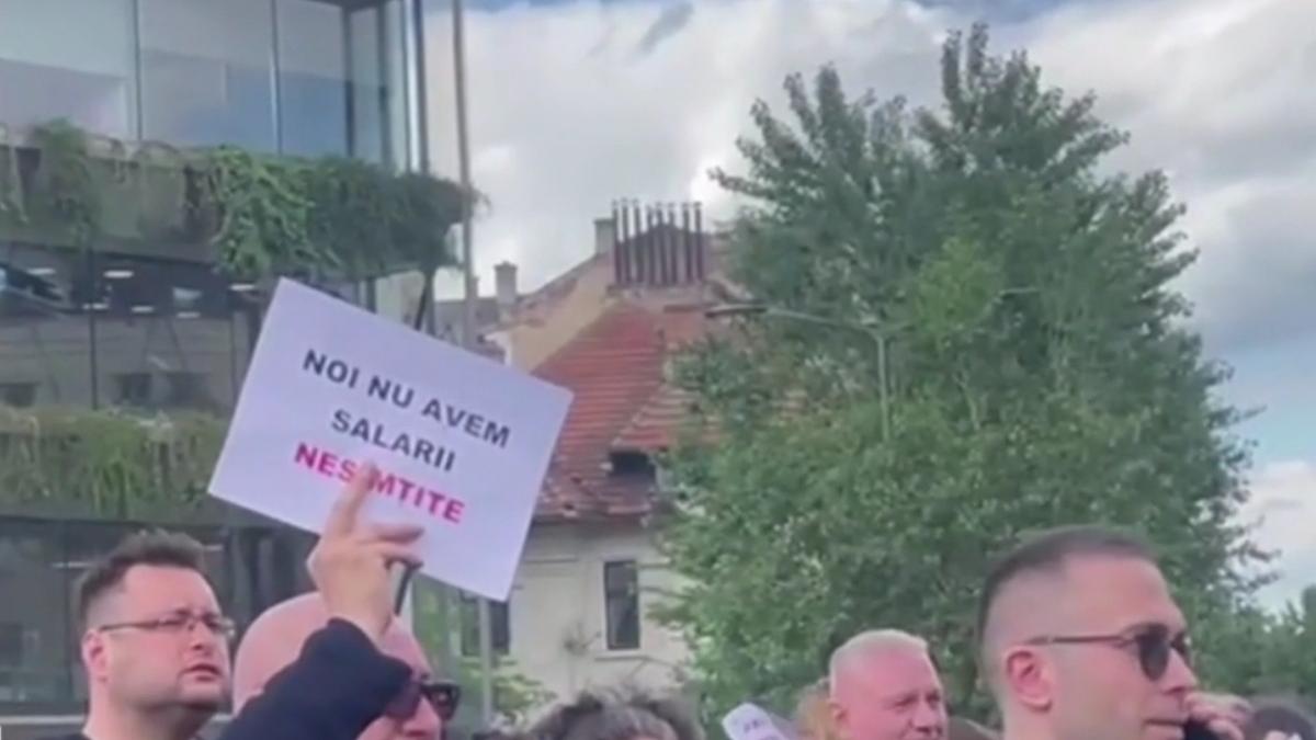 protest spontan angajati guvern marcel ciolacu majorare salarii