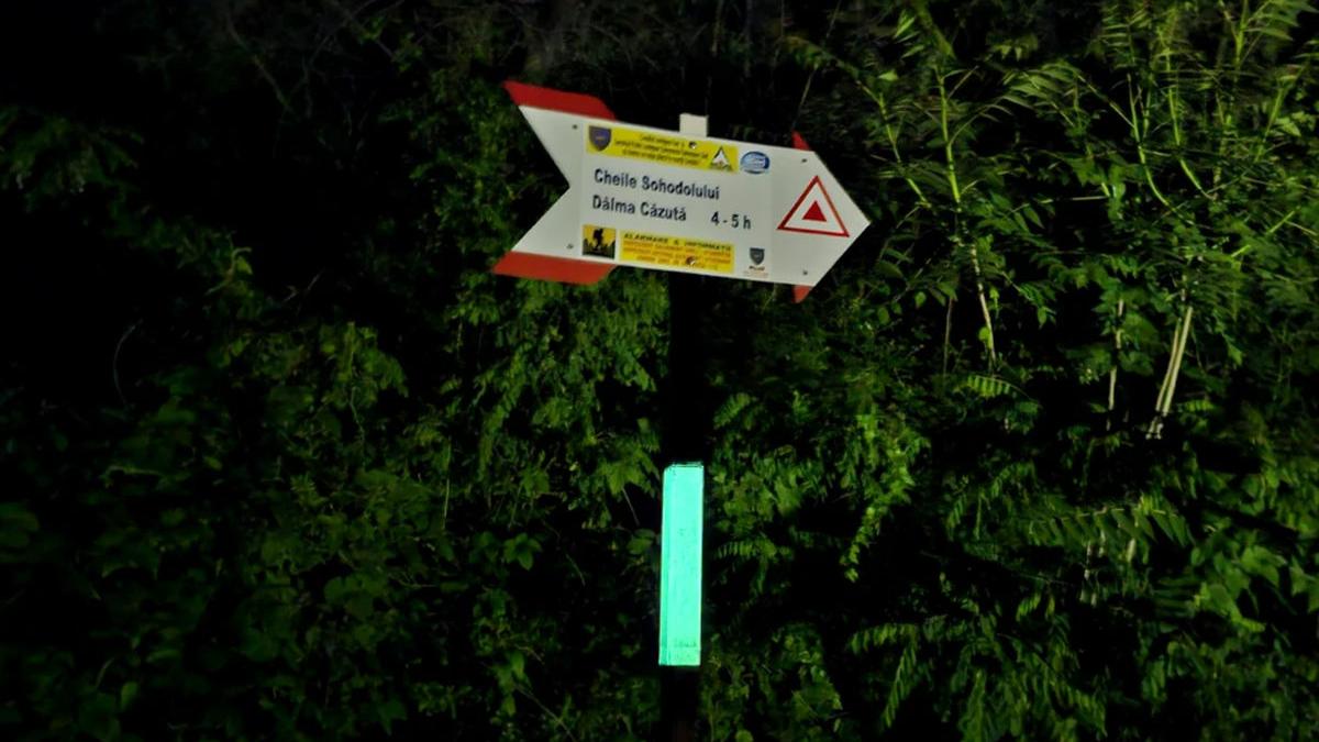 munti romania marcaj turistic vopsea fotoluminescenta