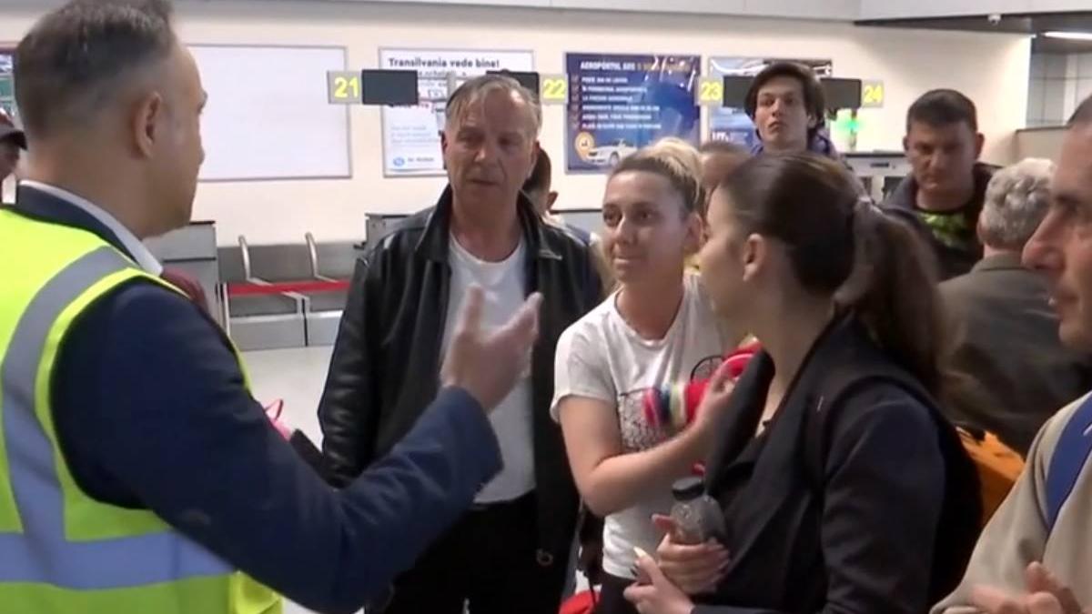 pasageri ramasi la sol aeroport cluj avion plecat fara ei