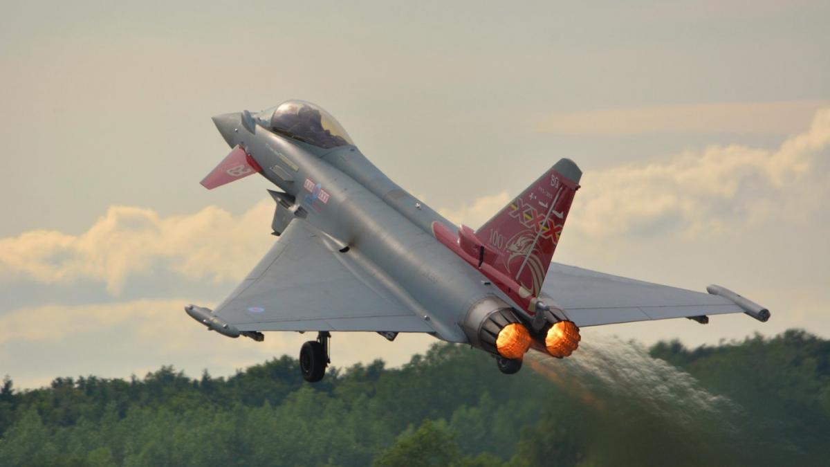 spectaculoasele aeronavele eurofighter typhoon cu piloti ai fortelor aeriene regale britanice