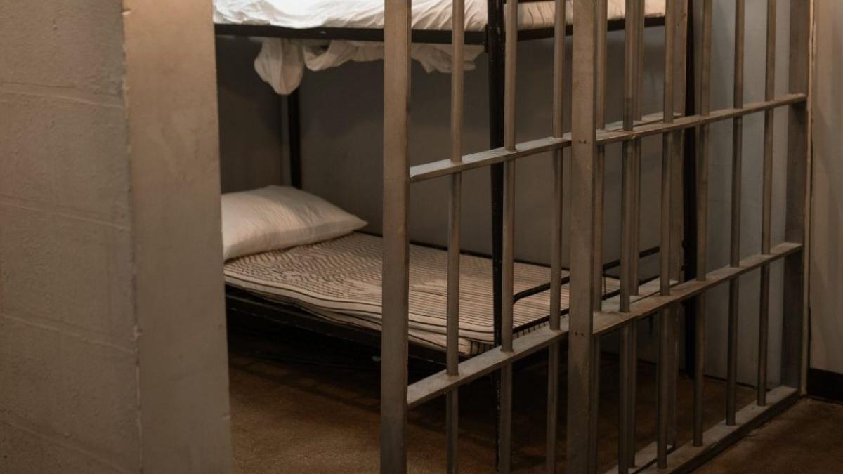 extradare fugari romani inchisoare bani