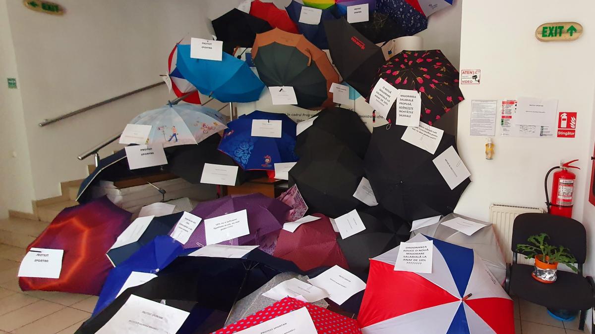 angajatii aparatul de lucru guvern protest umbrele triste